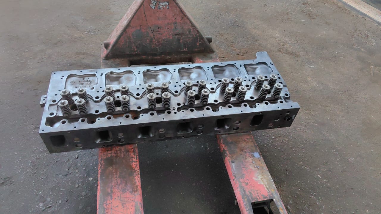 Cylinder head on stand