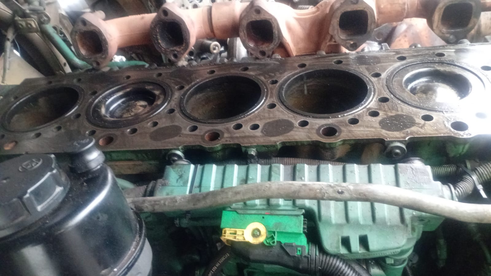Engine block with manifold